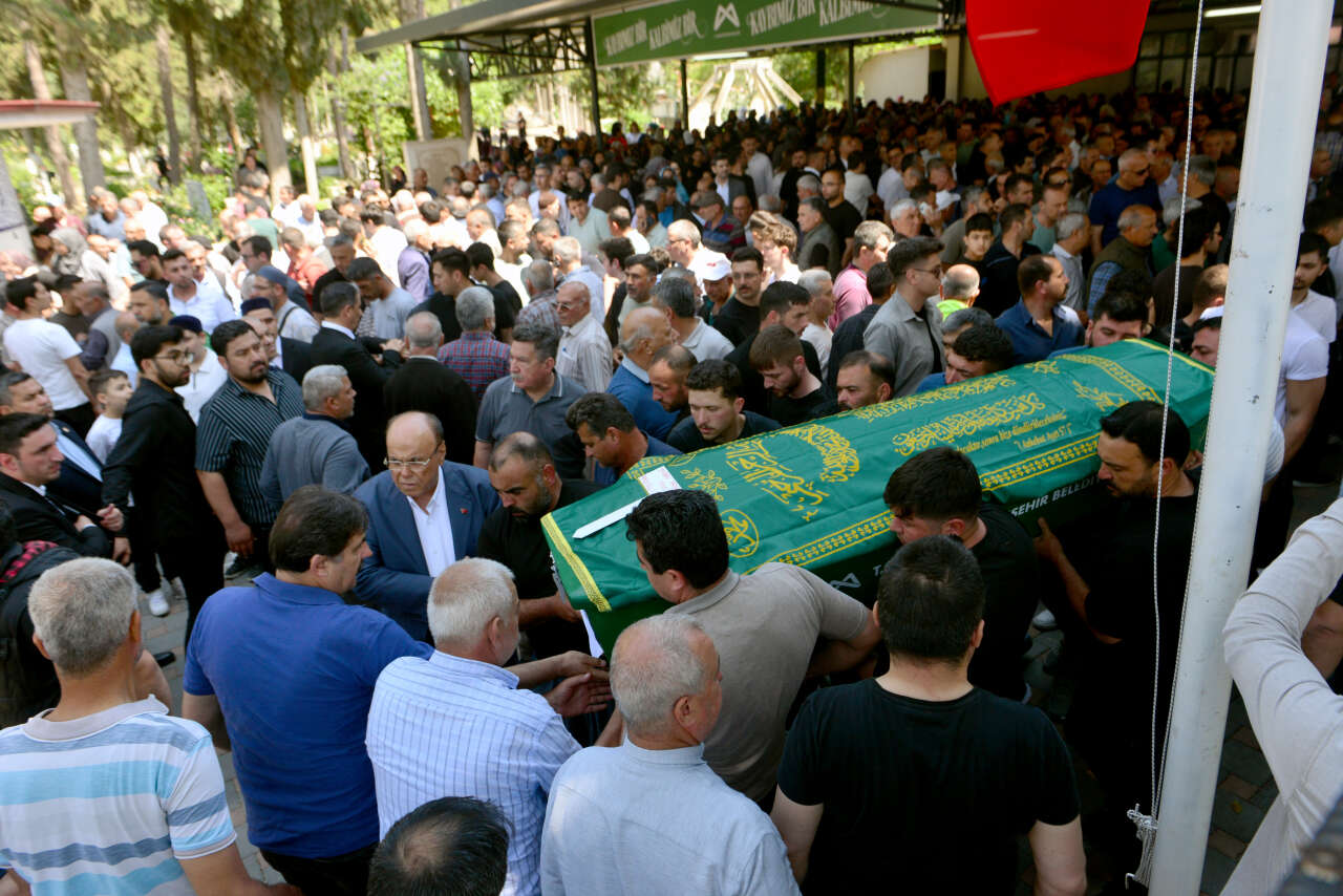 Türkiye’yi sarsan saldırı! 6 kişiden 5’i gözyaşlarıyla toprağa verildi 8